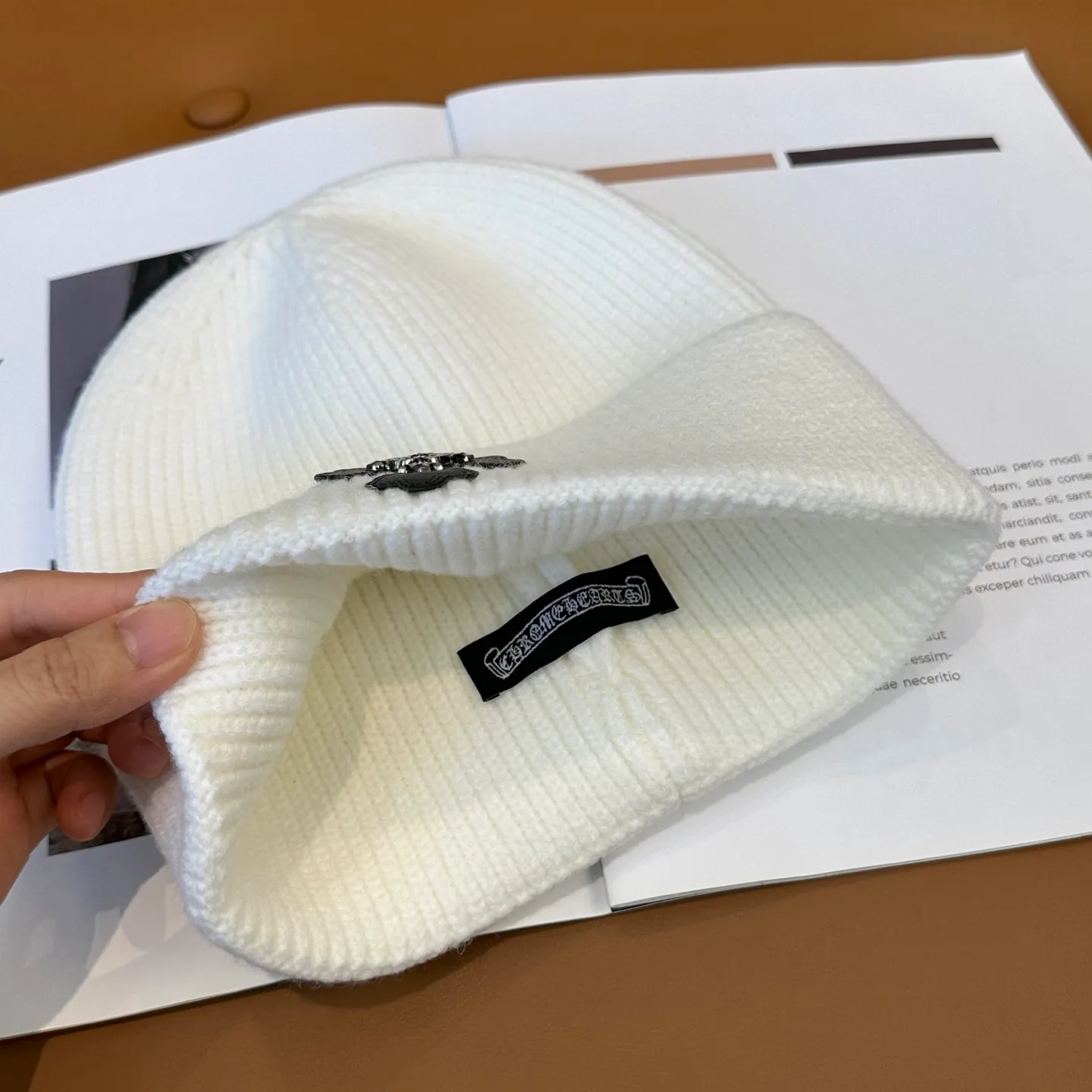 P46 🤍Chrome hearts new autumn and winter cross knitted hat🧶 One of the must-have hats in autumn and winter~ It really looks good on whoever wears it~, it is also a perfect match in black and white and gray in autumn~